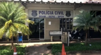 Homem suspeito de esfaquear a ex-companheira e as filhas dela se entrega à polícia